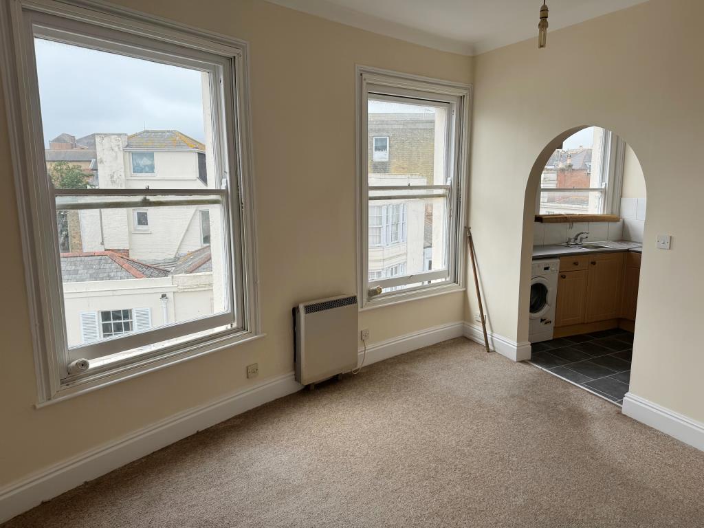 Lot: 160 - TOWN CENTRE FLAT FOR INVESTMENT OR OCCUPATION - The Living Room Looking Towards the Kitchen